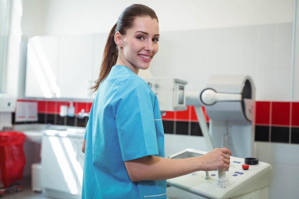 W kontekście rosnącej złożoności procedur medycznych i wzrastającej liczby specjalistów zaangażowanych w opiekę nad pacjentem, kwestie ubezpieczeń zawodowych oraz odpowiedzialności prawnej nabierają nowego znaczenia